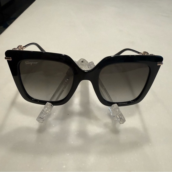 Salvatore Ferragamo SF1041S-001 Sunglasses 51mm 100% Authentic main image 4